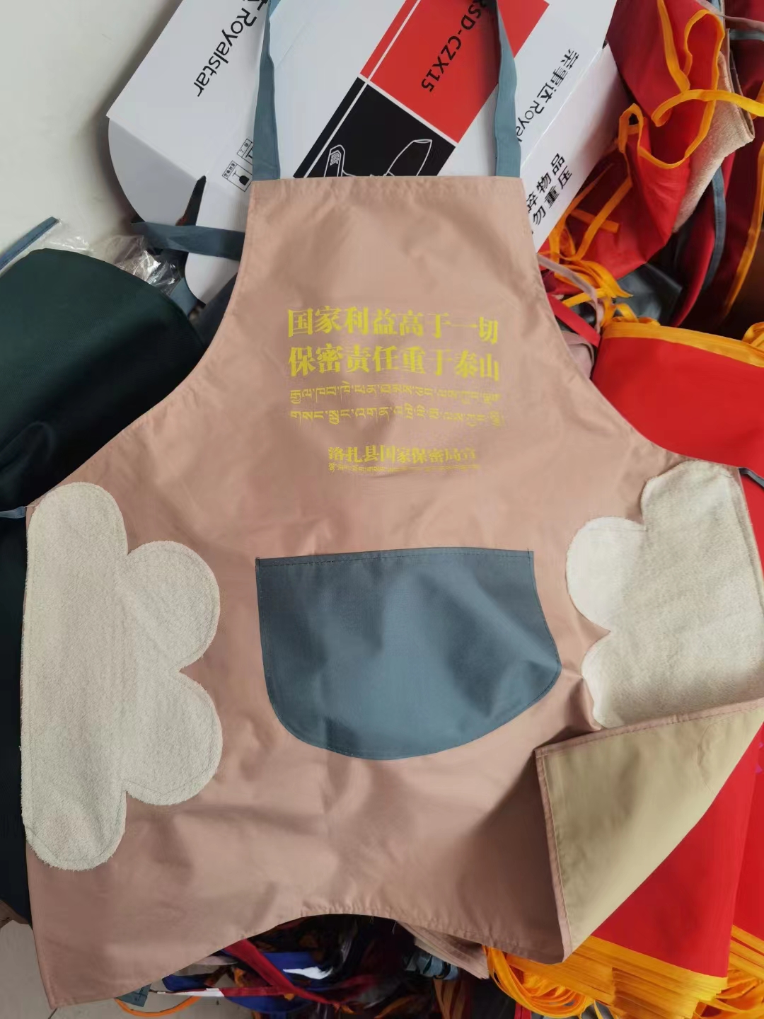 防水围裙 专业防水面料  规格：长75cm*宽65cm 可定制印刷