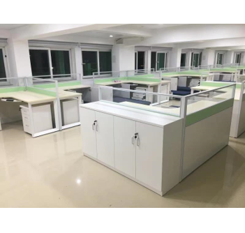 欧亿达  1380W*600H*1100H 屏风位 屏风采用40厚白色铝合金型材，铝材厚度不小于1.2MM